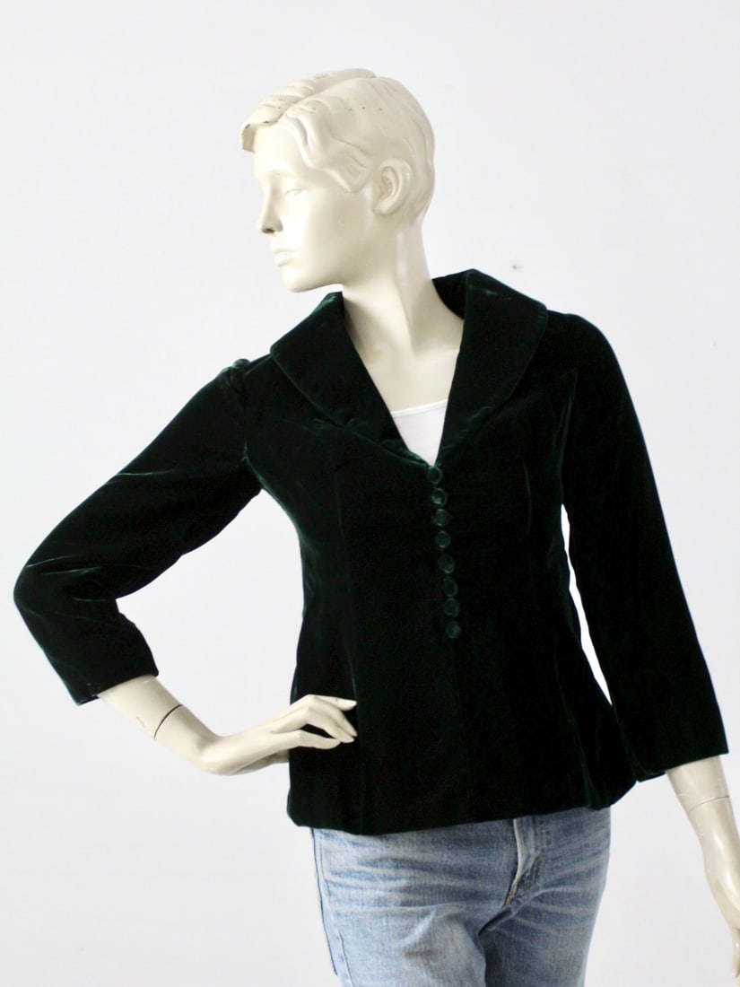 1970s Vintage Dark Forest Green Velvet Blazer with Puff Sleeves: 1970s Vintage Dark Forest Green Velvet Blazer with Puff Sleeves Step into a world of vintage elegance with this 1970s velvet blazer. Crafted from rich dark forest green velvet, this blazer embodies th