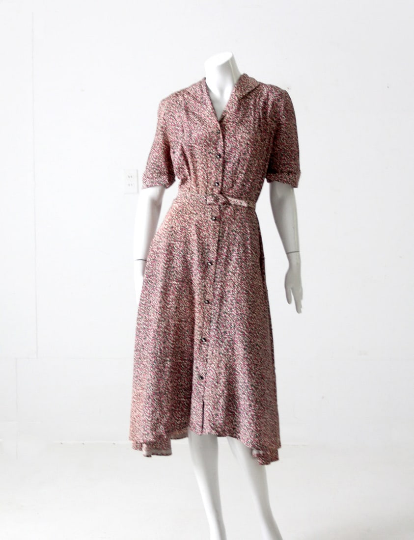 Elegant Vintage 1940s Floral Taffeta A-Line Dress: Elegant Vintage 1940s Floral Taffeta A-Line Dress Step back in time with this exquisite vintage 1940s taffeta dress, an elegant piece perfect for a variety of occasions. Featuring a classic A-line sil
