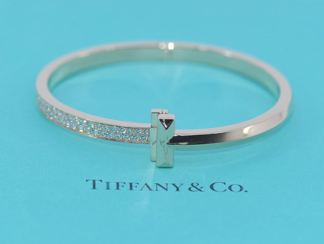 Tiffany & Co T1 Hinged Diamond Bangle Bracelet 18K Rose Gold: Tiffany & Co T1 Hinged Diamond Bangle Bracelet 18K Rose Gold This elegant Tiffany & Co. T1 Hinged Diamond Bracelet is crafted from luxurious 18K rose gold, showcasing a sophisticated and modern design