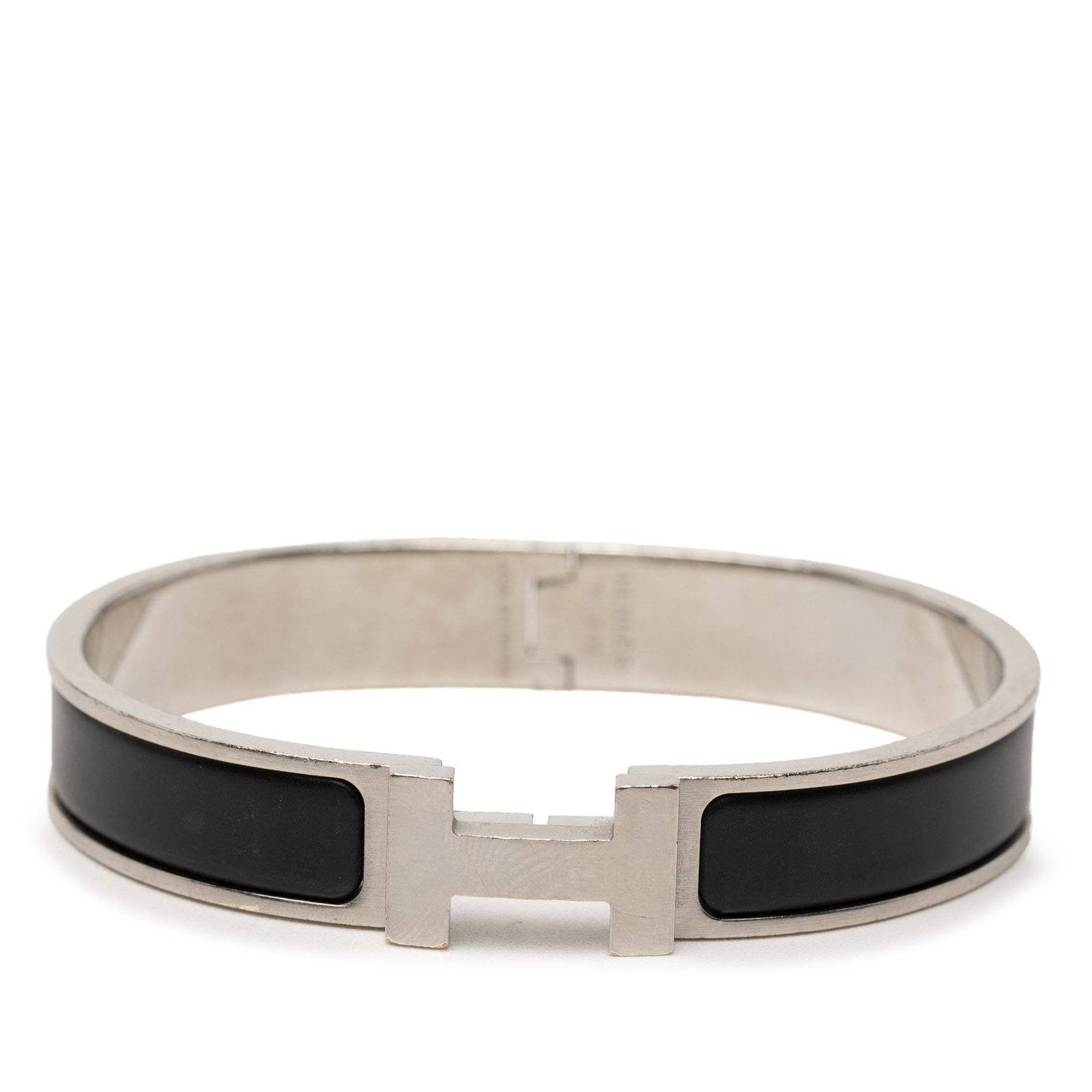 Hermes Clic H PM enamel palladium bracelet: Hermes Clic H PM enamel palladium bracelet This Hermes Narrow Enamel Clic H Bracelet PM features a sleek enamel and palladium-plated metal construction with a secure metal clasp closure. The bracelet 