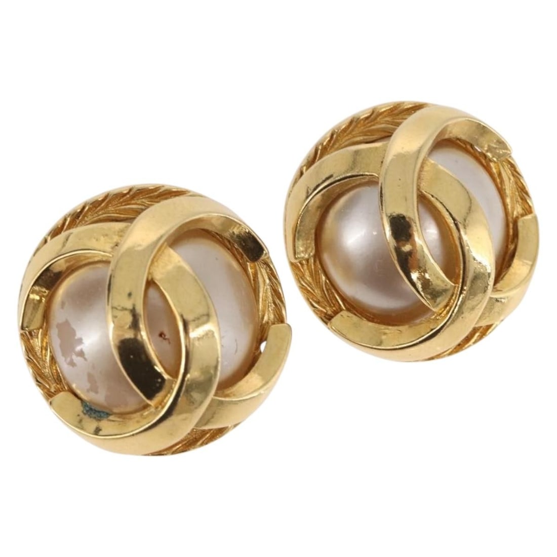 CHANEL CC Faux Pearl Gold Tone Metal Earring France: CHANEL CC Faux Pearl Gold Tone Metal Earring France Authentic CHANEL CC pearl earring in gold-tone metal for women. Made in France. This heavily used piece shows rubbing, peeling, scratches, partly wo
