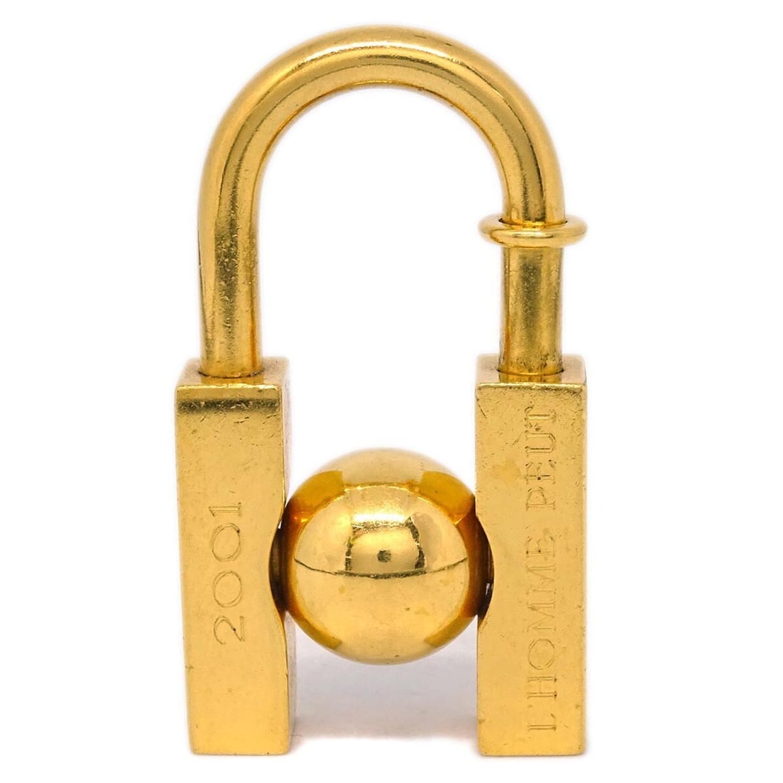 Hermes Earth Cadena 2001 gold plated padlock charm: Hermes Earth Cadena 2001 gold plated padlock charm Vintage Hermes Earth Cadena bag charm in gold-plated metal, featuring the classic H motif and 2001 Earth design. This unisex charm is in good conditi