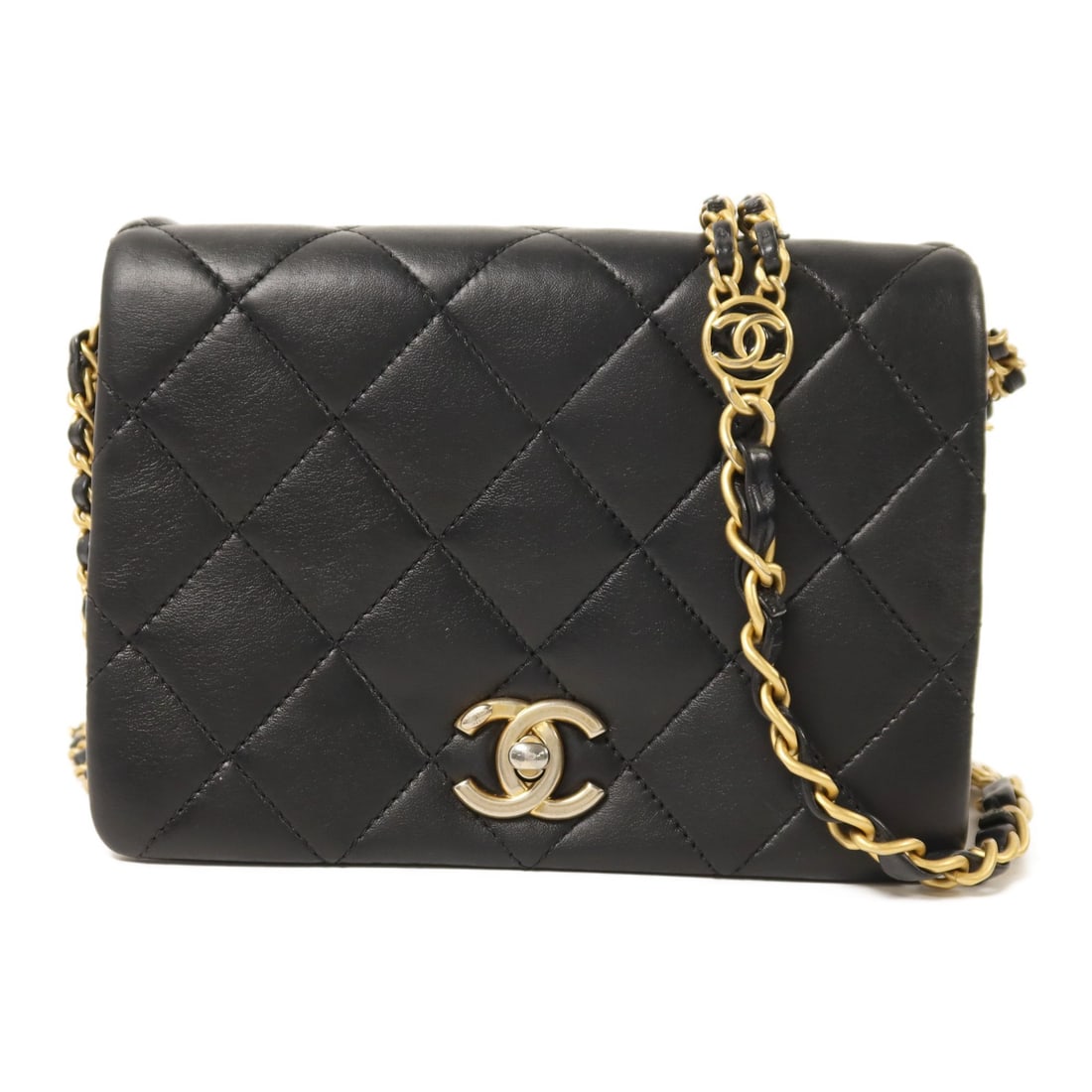 CHANEL AS4772 CC Shoulder Bag Black Calfskin Chain GHW: CHANEL AS4772 CC Shoulder Bag Black Calfskin Chain GHW A CHANEL CC chain shoulder bag in black calfskin leather with gold-tone hardware. It features a turn lock closure, an open interior pocket, and a
