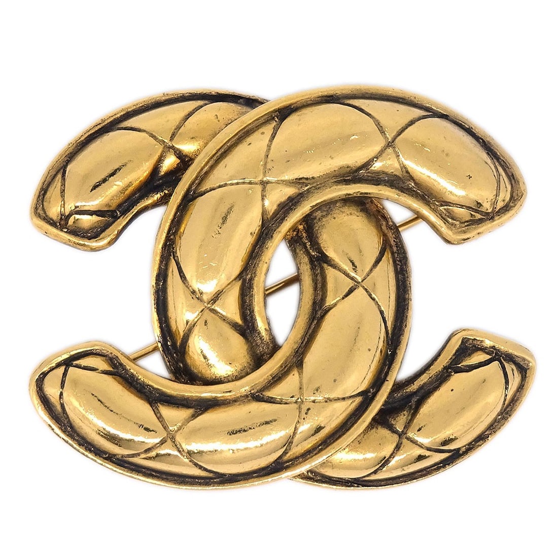 Chanel CC Logo Quilted Gold Plated Brooch Pin 1142: Chanel CC Logo Quilted Gold Plated Brooch Pin 1142 Medium Chanel quilted CC brooch pin in gold-plated metal with the iconic logo design. This brooch is in very good condition with minor dirt noted. No