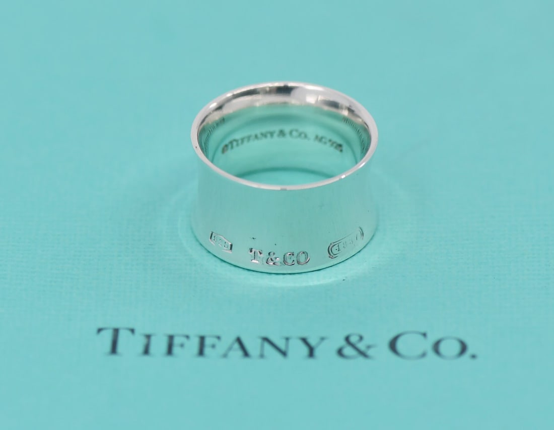 Tiffany & Co 925 Sterling Silver Ring Size 7 Italy: Tiffany & Co 925 Sterling Silver Ring Size 7 Italy Pre-owned Tiffany & Co. sterling silver ring with a clean, classic design. This ring is made in Italy and comes with a pouch. Specifications Brand: T