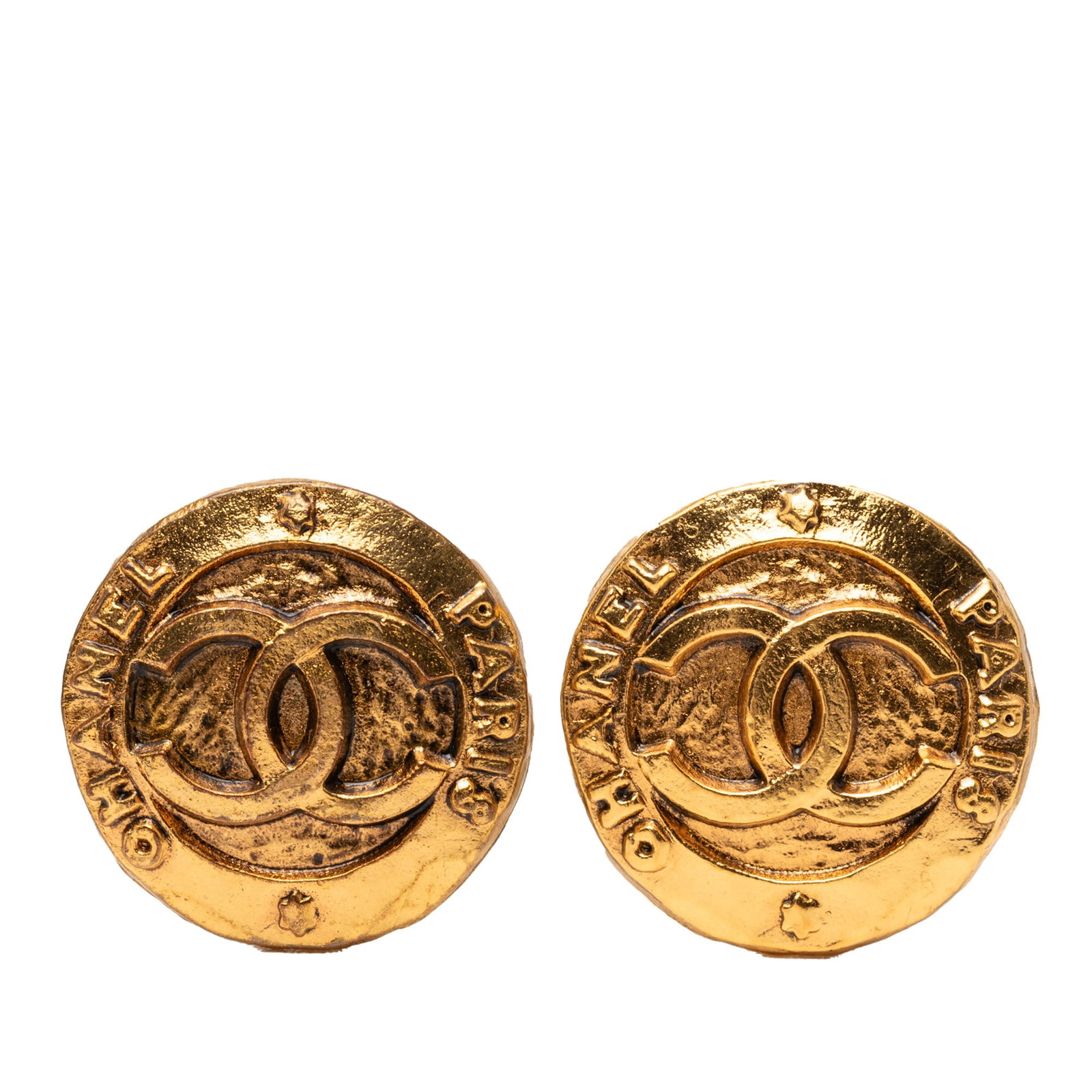 Chanel CC Logo Gold Tone Metal Clip Earrings France: Chanel CC Logo Gold Tone Metal Clip Earrings France These Chanel clip-on earrings feature a round design with gold tone metal and the iconic CC logo. Made in France, they are categorized as costume je