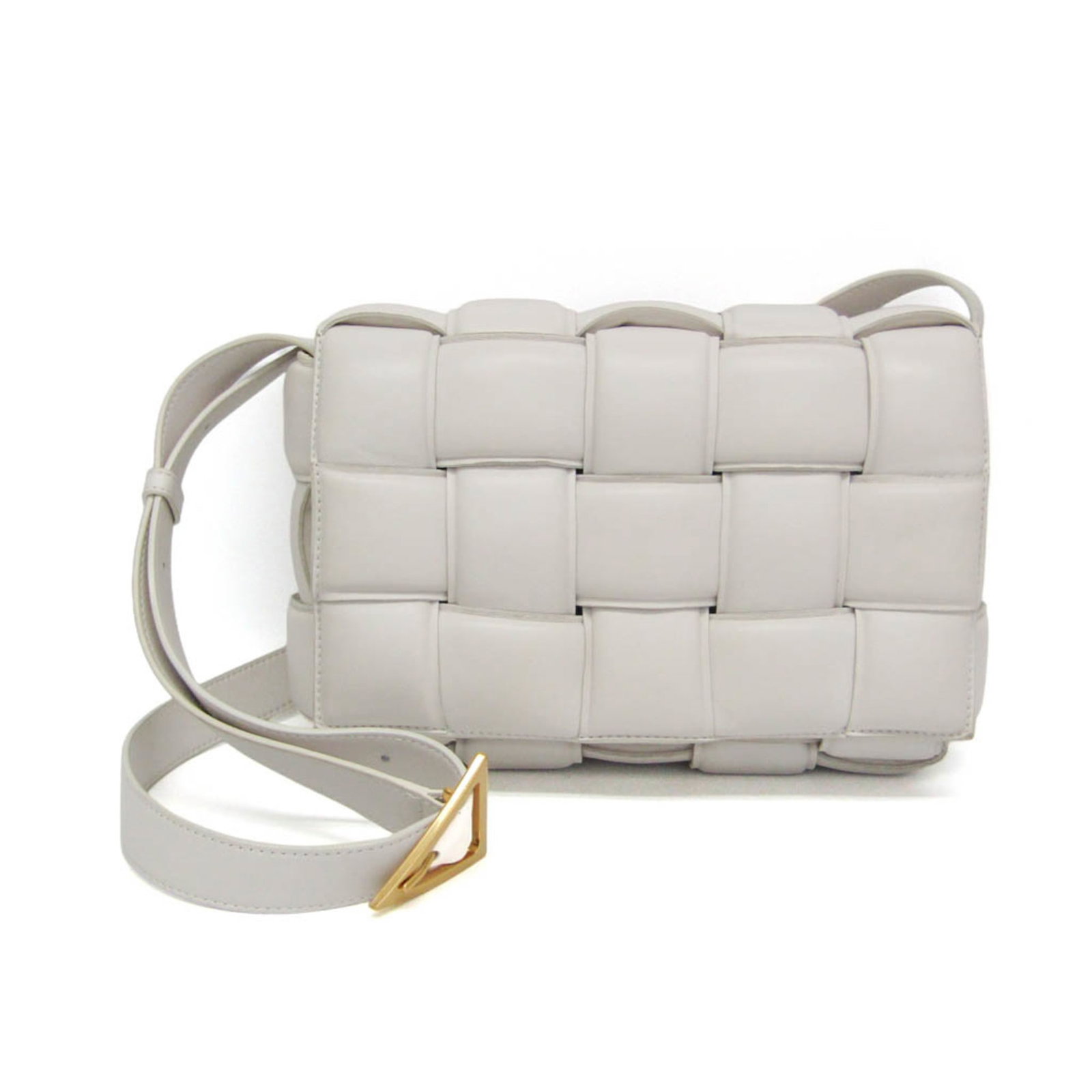 Bottega Veneta Cassette Chain white leather padded shoulder bag: Bottega Veneta Cassette Chain white leather padded shoulder bag Bottega Veneta Cassette Chain padded bag crafted in white leather. This piece is made in Italy and is presented in good condition, with 