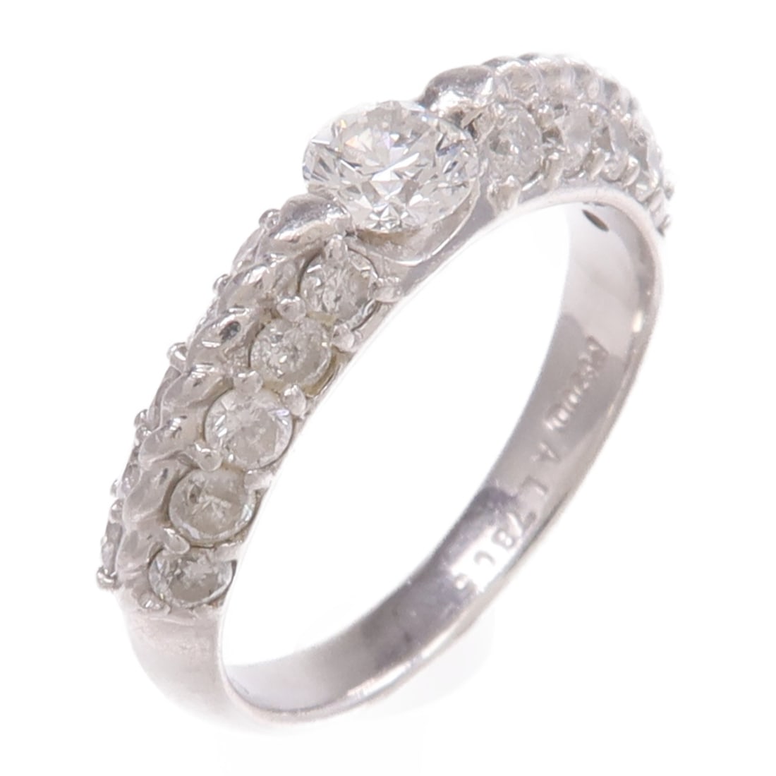 Pt900 Platinum Diamond Ring Size 5 with Certificate: Pt900 Platinum Diamond Ring Size 5 with Certificate This ring features a clear diamond set in Pt900 platinum, offering a classic and refined look. Designed in a regular size 5, it is suitable for ever