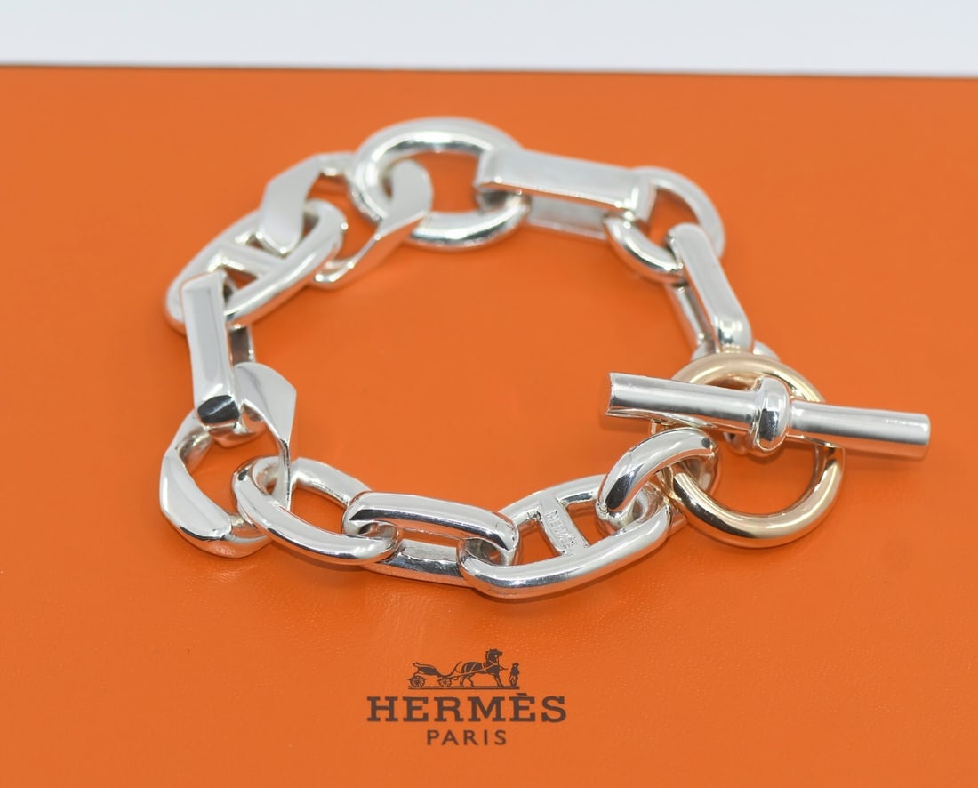 Hermes Alea GM Patine 925 Silver Chain Bracelet with Box: Hermes Alea GM Patine 925 Silver Chain Bracelet with Box This Hermes Alea GM Patine bracelet is crafted from sterling silver with a chain style and features a 925 metal purity. The bracelet is pre-own