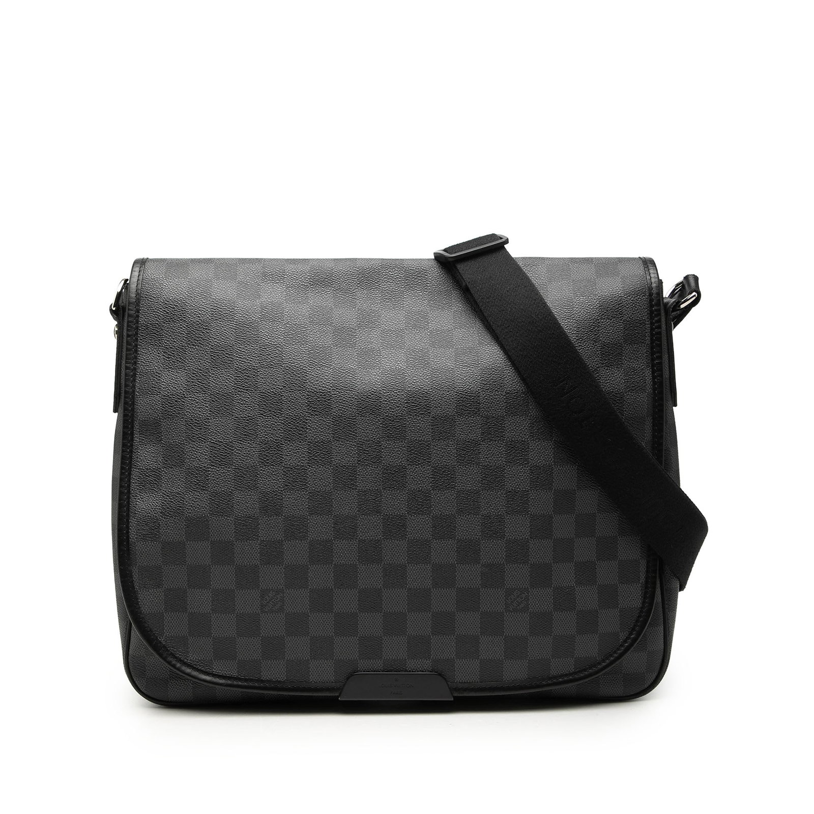 Louis Vuitton Daniel MM messenger bag in Damier Graphite canvas: Louis Vuitton Daniel MM messenger bag in Damier Graphite canvas Louis Vuitton Damier Graphite Daniel MM shoulder bag with a flap front and magnetic snap closure. The bag features an adjustable flat ca