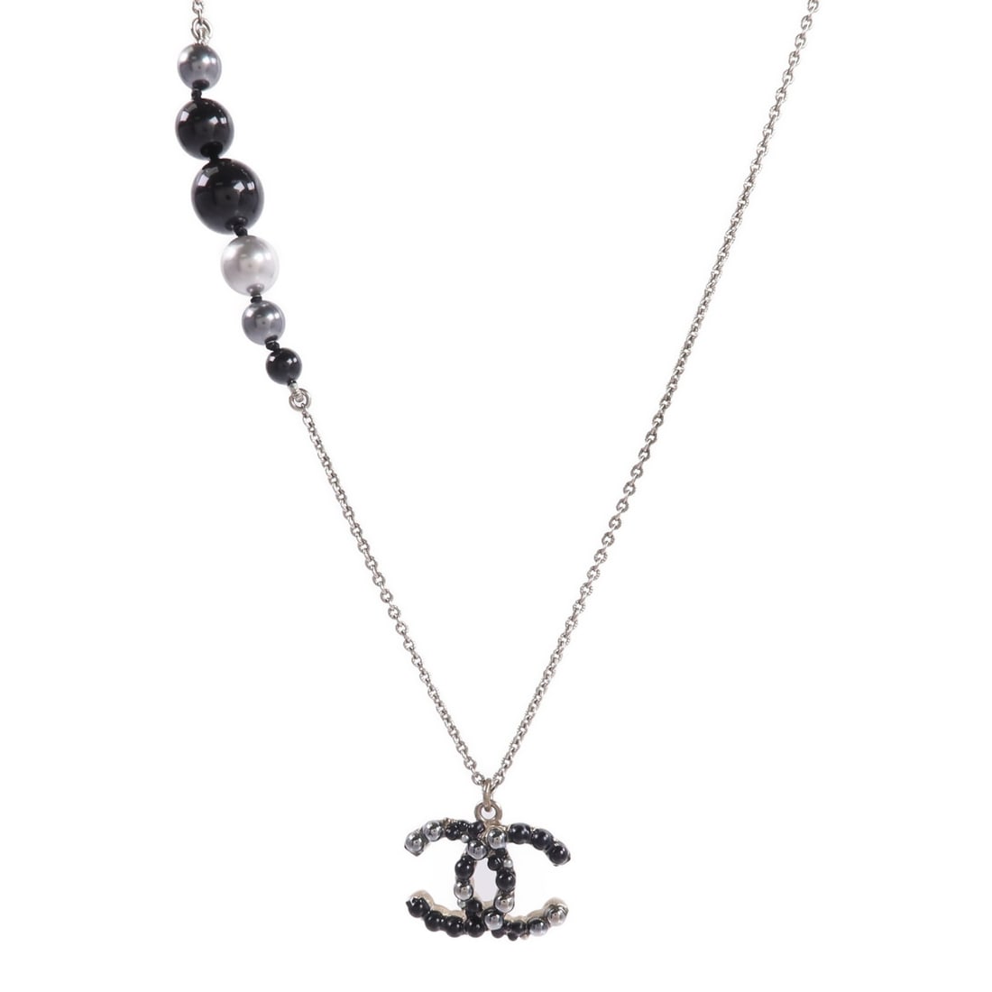 CHANEL CC metal necklace in silver and black with box: CHANEL CC metal necklace in silver and black with box CHANEL CC necklace in silver and black metal with an adjustable chain and signature CC motif. Includes a storage box. Condition is rated B with re