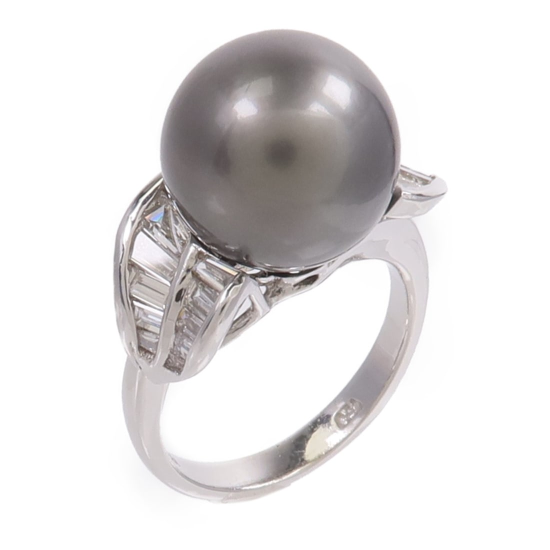 18K White Gold Pearl Diamond Ring Gray Clear US 5: 18K White Gold Pearl Diamond Ring Gray Clear US 5 Women's pearl and diamond ring crafted in 18K white gold. This ring features a gray pearl with clear diamond accents and is offered in very good condi