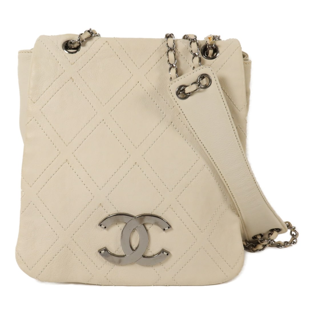 CHANEL CC Chain Shoulder Bag White Calfskin Diamond Stitch SHW: CHANEL CC Chain Shoulder Bag White Calfskin Diamond Stitch SHW White Chanel shoulder bag in calfskin leather with a diamond stitch design and chain strap. The bag features a flap closure and two inter