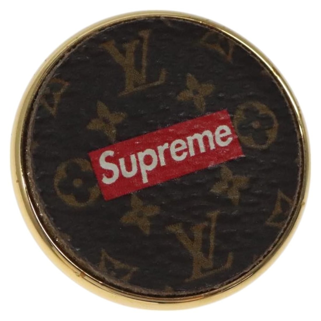 Louis Vuitton MP2076 Monogram Gold Tone Metal Brooch Pin: Louis Vuitton MP2076 Monogram Gold Tone Metal Brooch Pin Louis Vuitton Supreme pin badge brooch in metal with a monogram and gold-tone colorway. Made in Italy, this women's accessory is identified as 