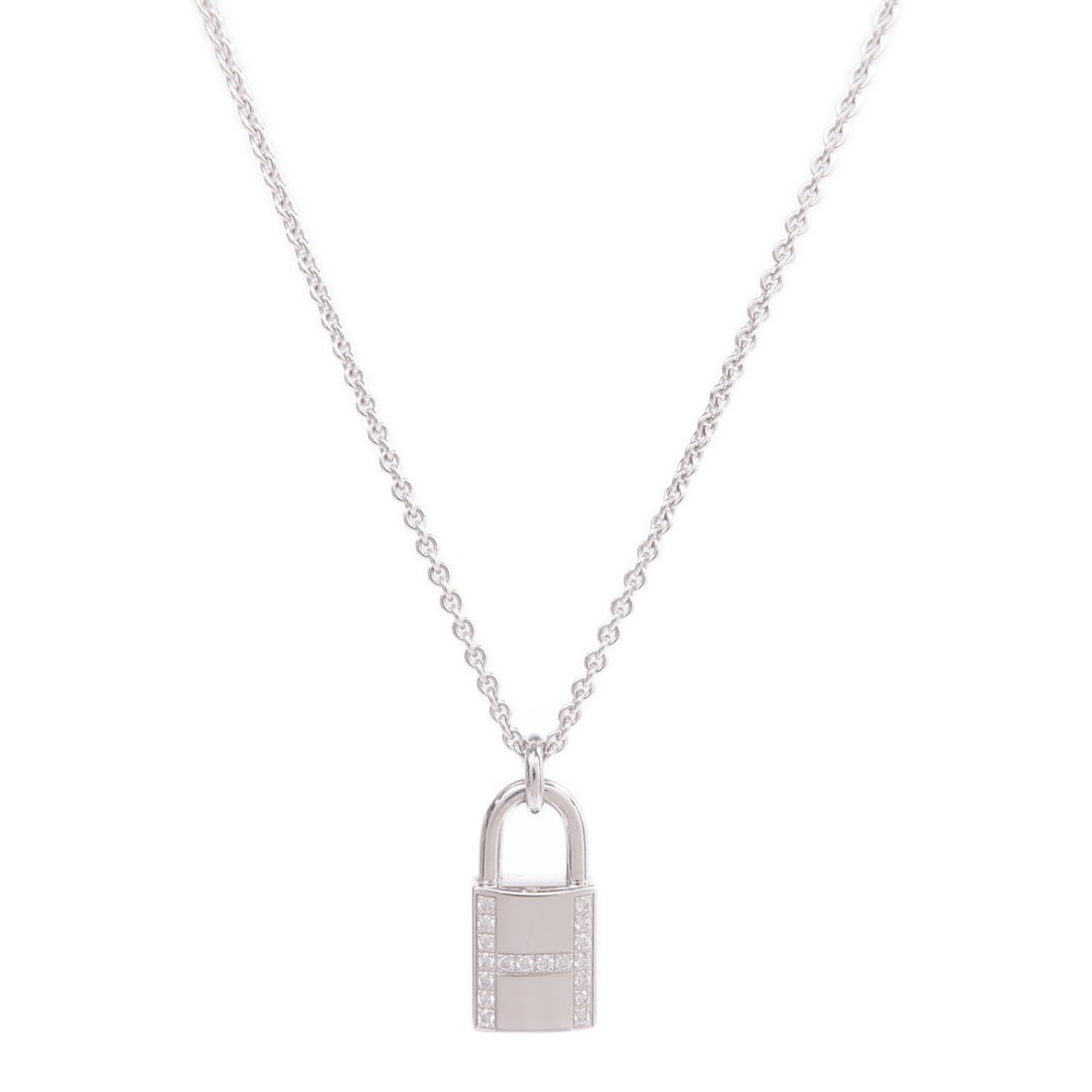 Hermes Kelly Cadenas pendant necklace in 18K white gold with diamond: Hermes Kelly Cadenas pendant necklace in 18K white gold with diamond Hermes Kelly Cadenas pendant necklace in 18K white gold with diamond accents. This women's necklace is described as a clear, regula