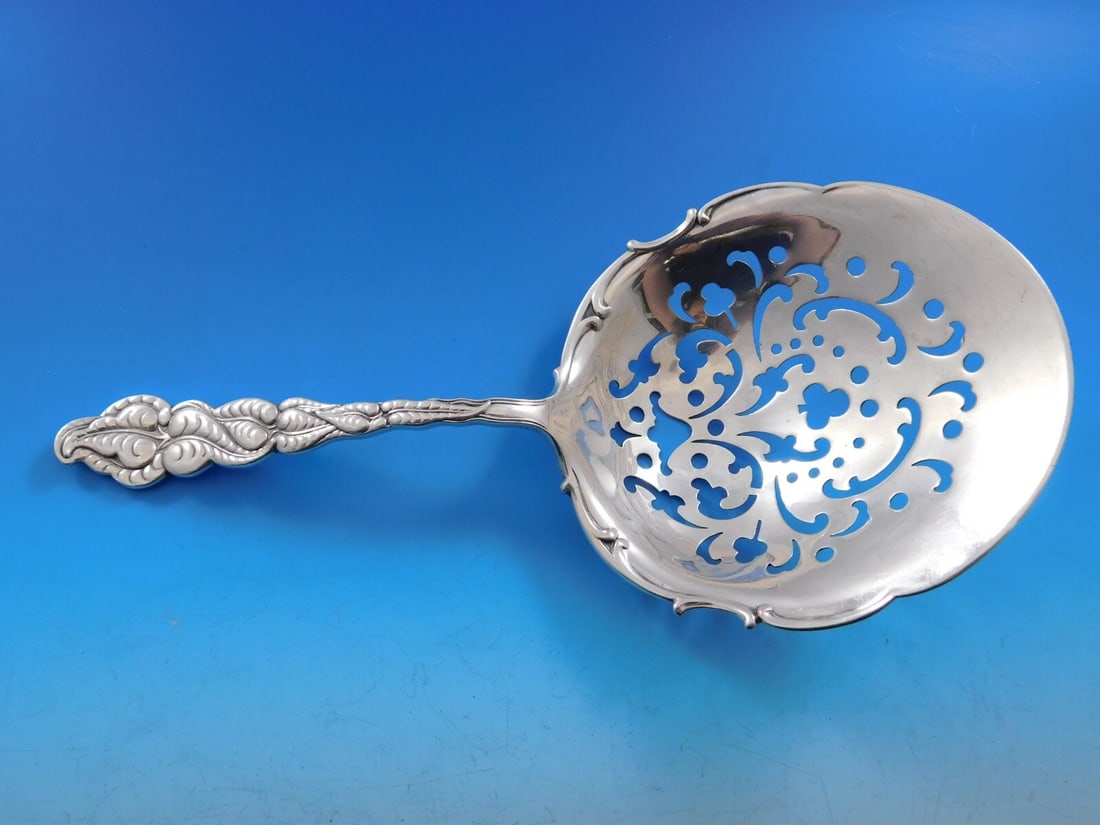 Tiffany & Co Ailanthus Sterling Silver Chip Server 9 Inch: Tiffany & Co Ailanthus Sterling Silver Chip Server 9 Inch Presenting a stunning Ailanthus Saratoga chip server by Tiffany & Co., crafted from high-quality sterling silver. This exquisite piece feature