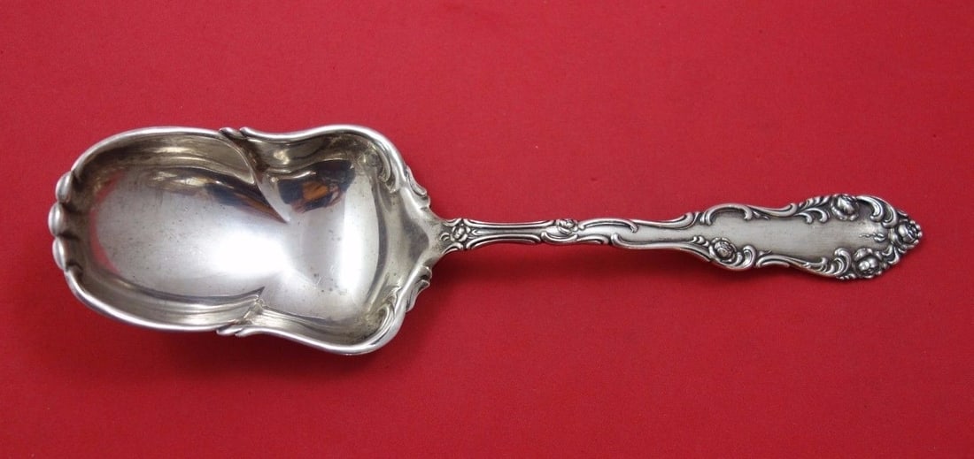 Towle Old English Sterling Silver Berry Spoon 8 1/4": Towle Old English Sterling Silver Berry Spoon 8 1/4" This exquisite Old English Berry Spoon by Towle showcases the craftsmanship of the 19th century. Crafted from sterling silver, this spoon measures 
