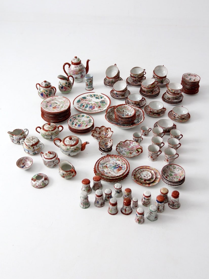 134 Piece Pre WWII Japanese Geisha Girl Porcelain Collection: 134 Piece Pre WWII Japanese Geisha Girl Porcelain Collection This is a 134-piece collection of "Geisha Girl" Japanese porcelain dishes from pre-World War II Japan. The set features a variety of patter