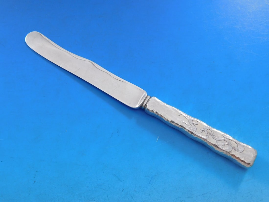 Tiffany Sterling Silver Lap Over Edge Art Nouveau Dessert Knife 7.25": Tiffany Sterling Silver Lap Over Edge Art Nouveau Dessert Knife 7.25" This exquisite dessert knife from Tiffany & Co. features the elegant Lap Over Edge pattern, showcasing a beautiful acid-etched Art