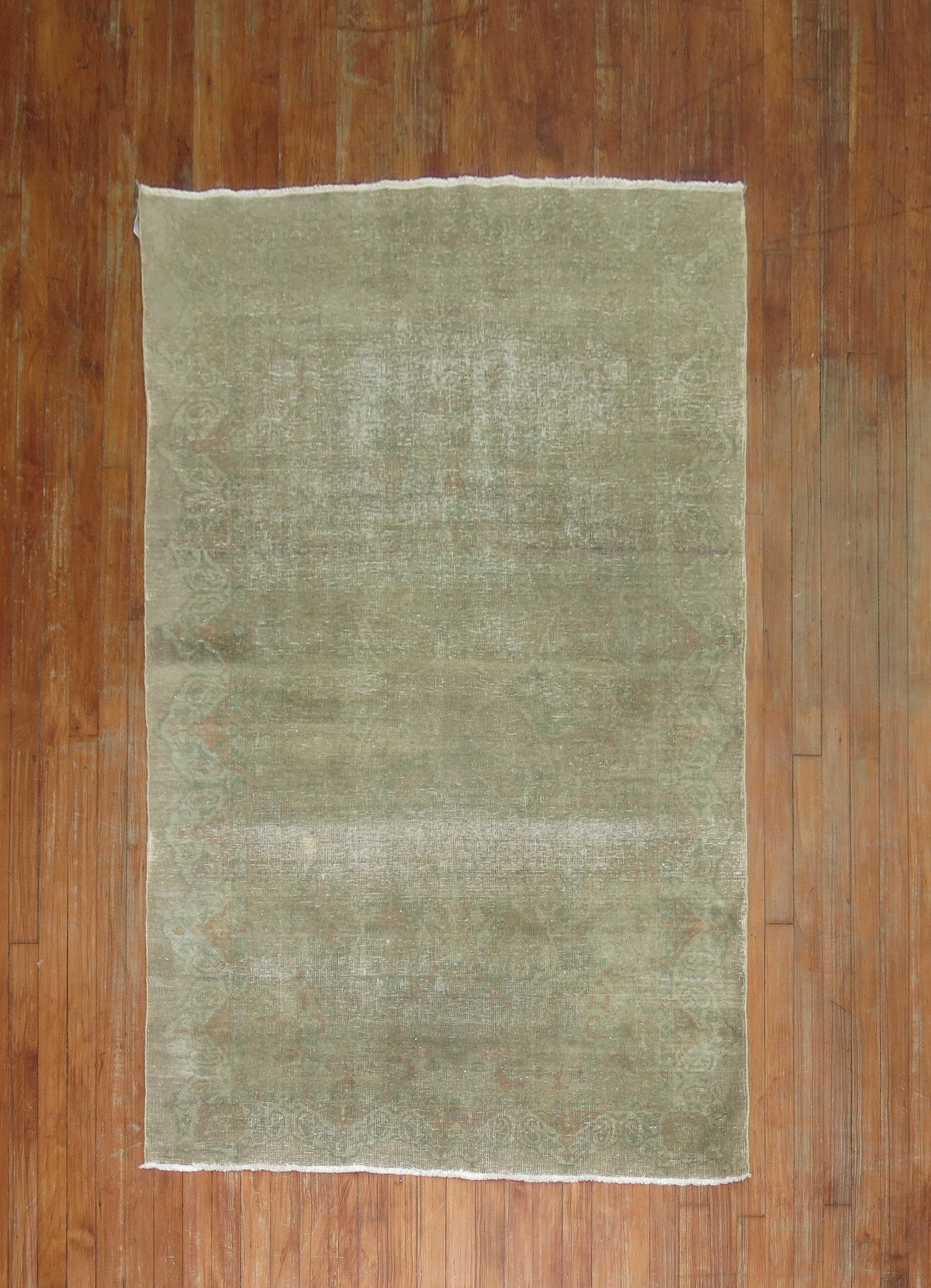 4' x 6' 1" Sivas Turkish Accent Rug Shabby Chic: 4' x 6' 1" Sivas Turkish Accent Rug Shabby Chic A pre-owned 20th century Turkish Sivas rug with a worn, distressed look. This accent rug is described as Shabby Chic and offers the character of a vinta