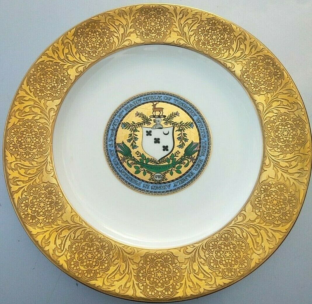16 Wedgwood porcelain cabinet plates 10 inch armorial crest Mary Sibley: 16 Wedgwood porcelain cabinet plates 10 inch armorial crest Mary Sibley Rare antique Wedgwood armorial crest cabinet presentation plate set, comprising 16 porcelain plates made for Mary Sibley and dat