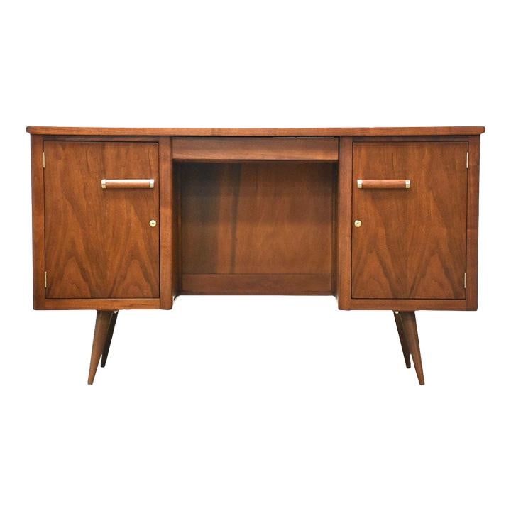 Mid Century Walnut Desk Brass Pulls Paul McCobb Style: Mid Century Walnut Desk Brass Pulls Paul McCobb Style This elegant mid-century modern desk features a stunning walnut finish complemented by brass pulls and stylish Paul McCobb-inspired legs. The desk