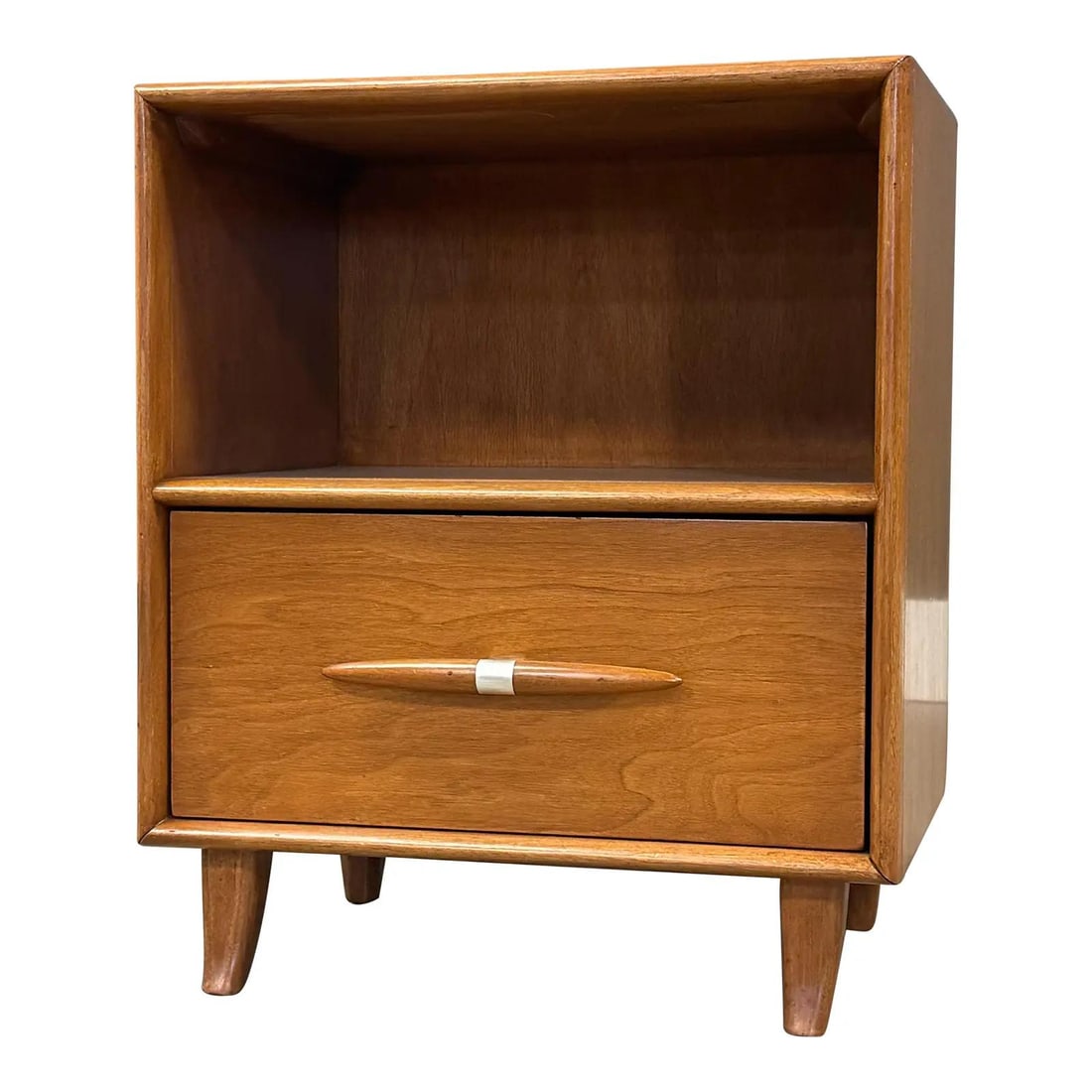 1960s Red Lion Walnut Mid Century Modern Nightstand USA: 1960s Red Lion Walnut Mid Century Modern Nightstand USA Discover this stunning mid-century modern walnut nightstand, crafted by Red Lion in the 1960s. Featuring a single dovetail drawer, this piece co