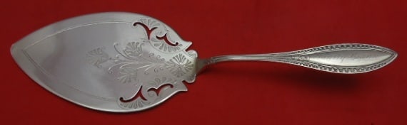 Sterling Silver Pie Server Indian by Whiting Pierced Brite Cut 9 1/8: Sterling Silver Pie Server Indian by Whiting Pierced Brite Cut 9 1/8 Sterling silver pie server in the Indian by Whiting pattern, featuring a brite-cut pierced design. It measures 9 1/8 inches and is 