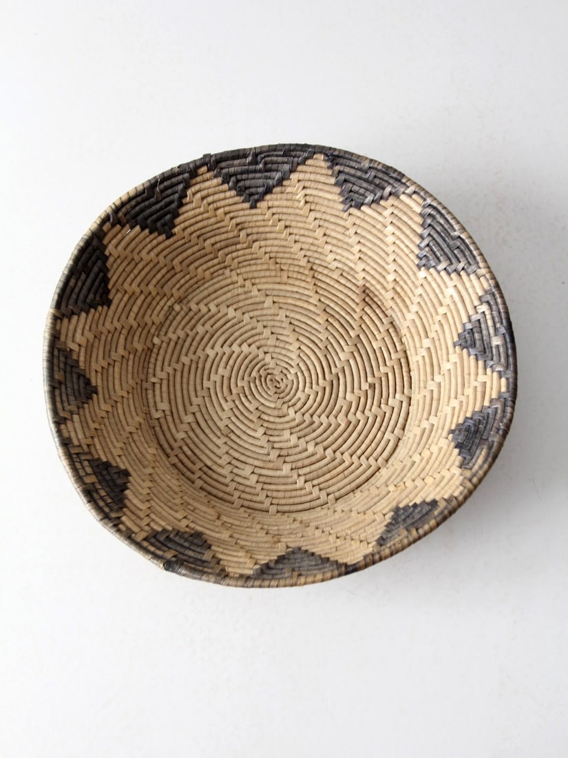Charming Vintage Seagrass Woven Basket Bowl 12.5 x 12 x 2.75 Inches: Charming Vintage Seagrass Woven Basket Bowl 12.5 x 12 x 2.75 Inches Enhance your home decor with this charming vintage woven seagrass basket bowl. Featuring intricate textures and warm, earthy tones, 