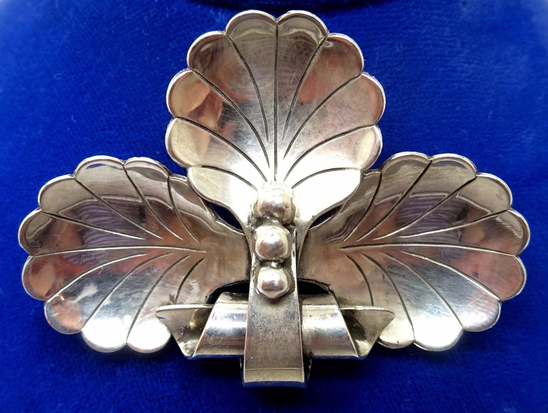 Vintage La Paglia Sterling Silver Leaf Pin Signed 1940s: Vintage La Paglia Sterling Silver Leaf Pin Signed 1940s This exquisite Large La Paglia Sterling Leaf Pin is a stunning piece of jewelry crafted by International and designed by Alphonse La Paglia. Mad