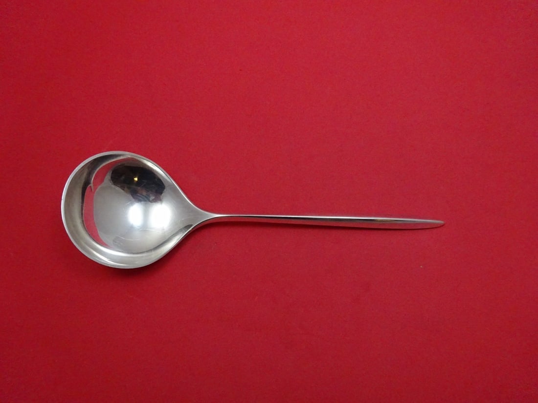 Cohr Trinita Sterling Silver Gravy Ladle 7 7/8: Cohr Trinita Sterling Silver Gravy Ladle 7 7/8 Sterling silver gravy ladle in the Trinita pattern by Cohr. This pre-owned piece is not monogrammed and is in excellent condition. Specifications Pattern