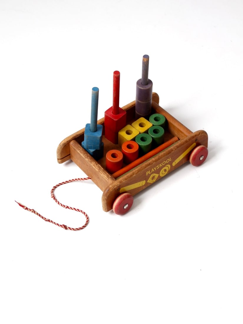 Vintage Playskool Pull Wagon with 20 Colorful Wooden Blocks: Vintage Playskool Pull Wagon with 20 Colorful Wooden Blocks This vintage Playskool toy pull wagon is a delightful piece featuring a set of colorful wooden blocks. Perfect for adding a touch of nostalg