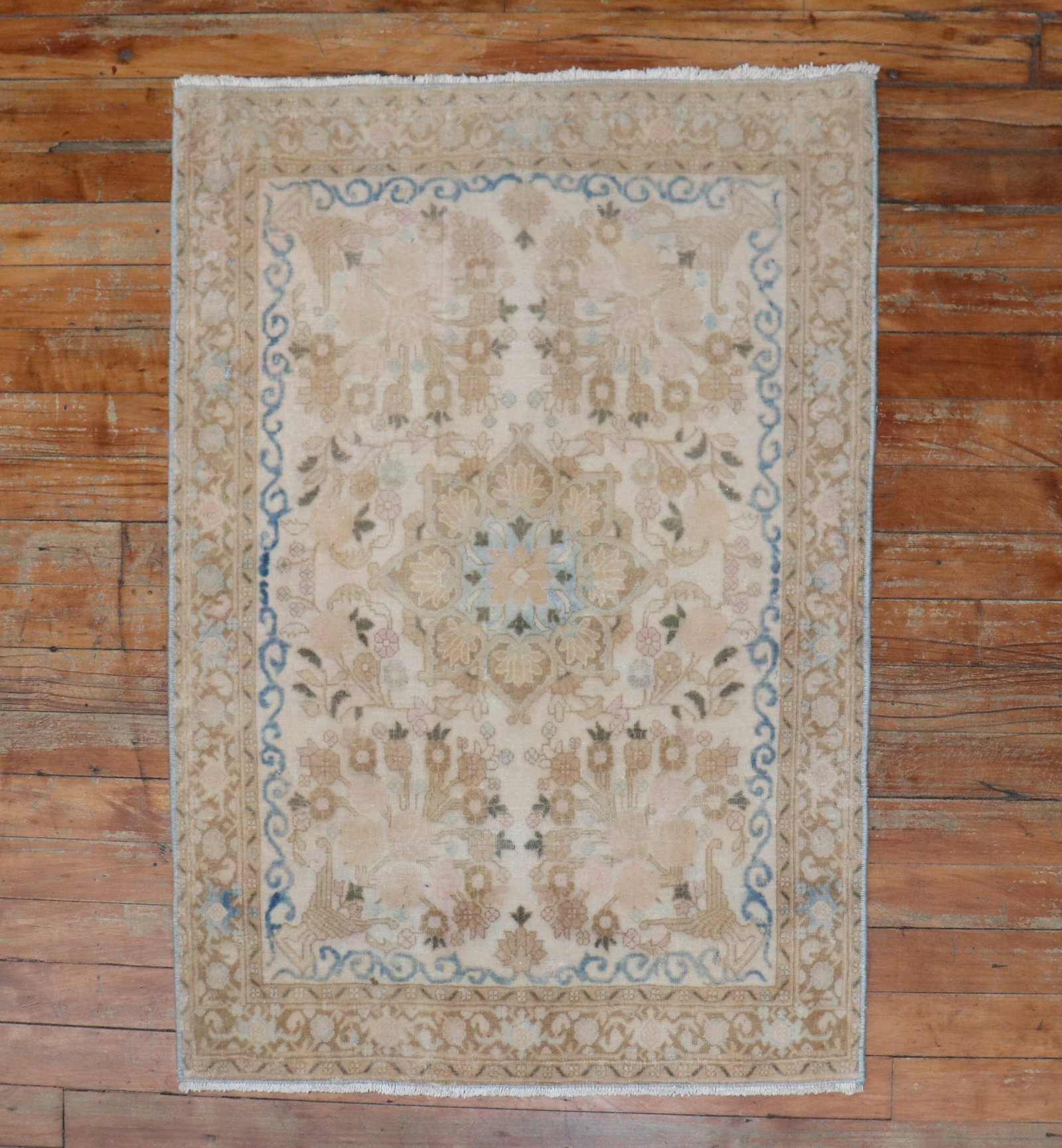 2' 2" x 3' Persian Kashan Yastik Rug in Neutral Tones: 2' 2" x 3' Persian Kashan Yastik Rug in Neutral Tones Mid-20th century Persian Kashan rug in a mini-size format, featuring neutral colors and a classic floral design with a central medallion. This pre