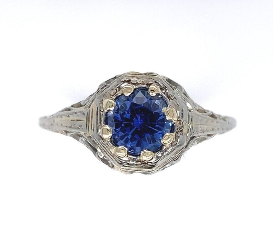 Art Deco 18k White Gold Filigree Ring 1 Carat Blue Sapphire: Art Deco 18k White Gold Filigree Ring 1 Carat Blue Sapphire This exquisite 18k white gold filigree ring showcases a stunning 1 carat genuine natural blue sapphire, beautifully crafted in the Art Deco 