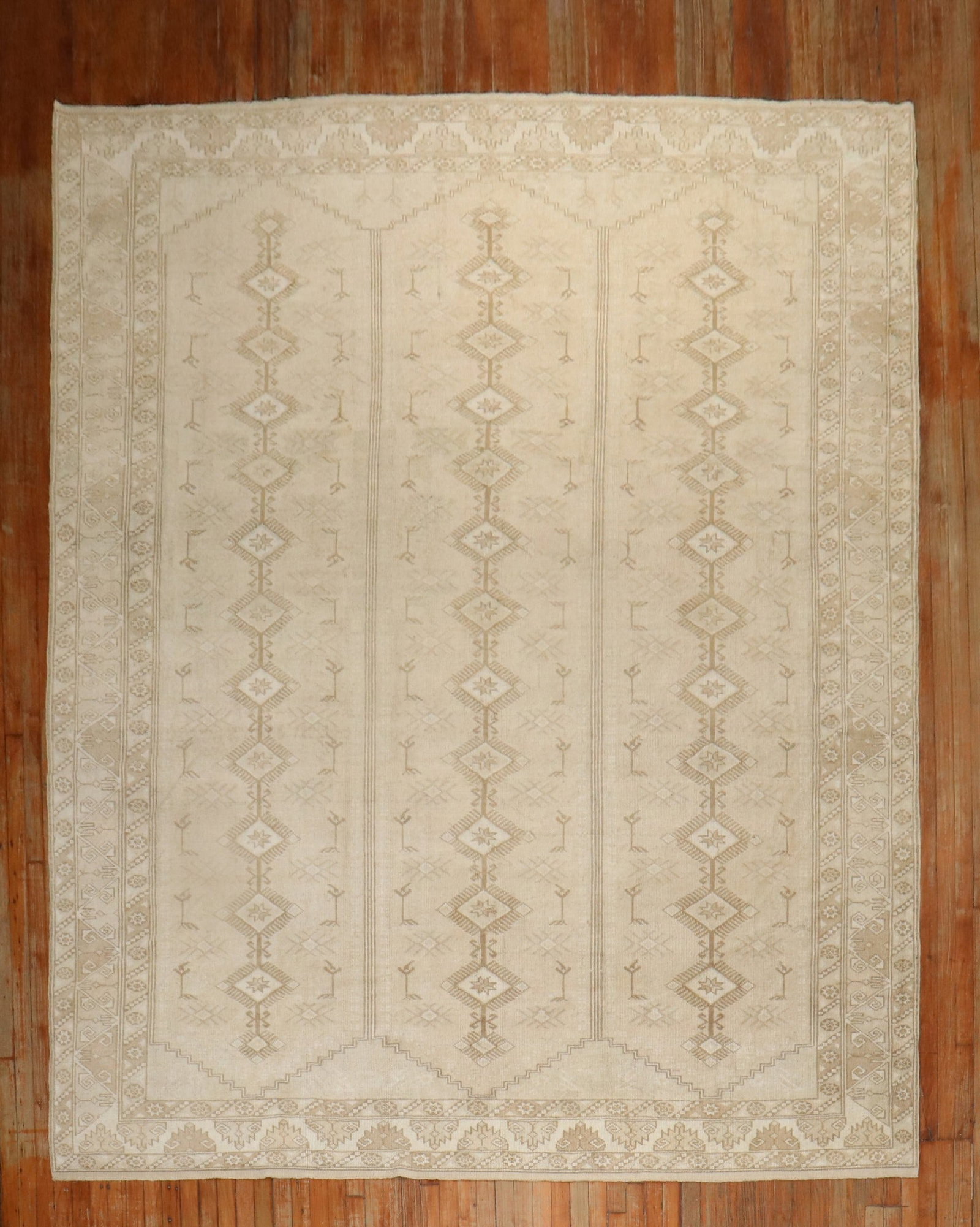 8' 11" x 12' Neutral Turkish Anatolian Room Rug: 8' 11" x 12' Neutral Turkish Anatolian Room Rug Vintage Turkish Anatolian room size rug in neutral tones with a geometric pattern. This pre-owned 20th century rug offers a classic Anatolian design sui