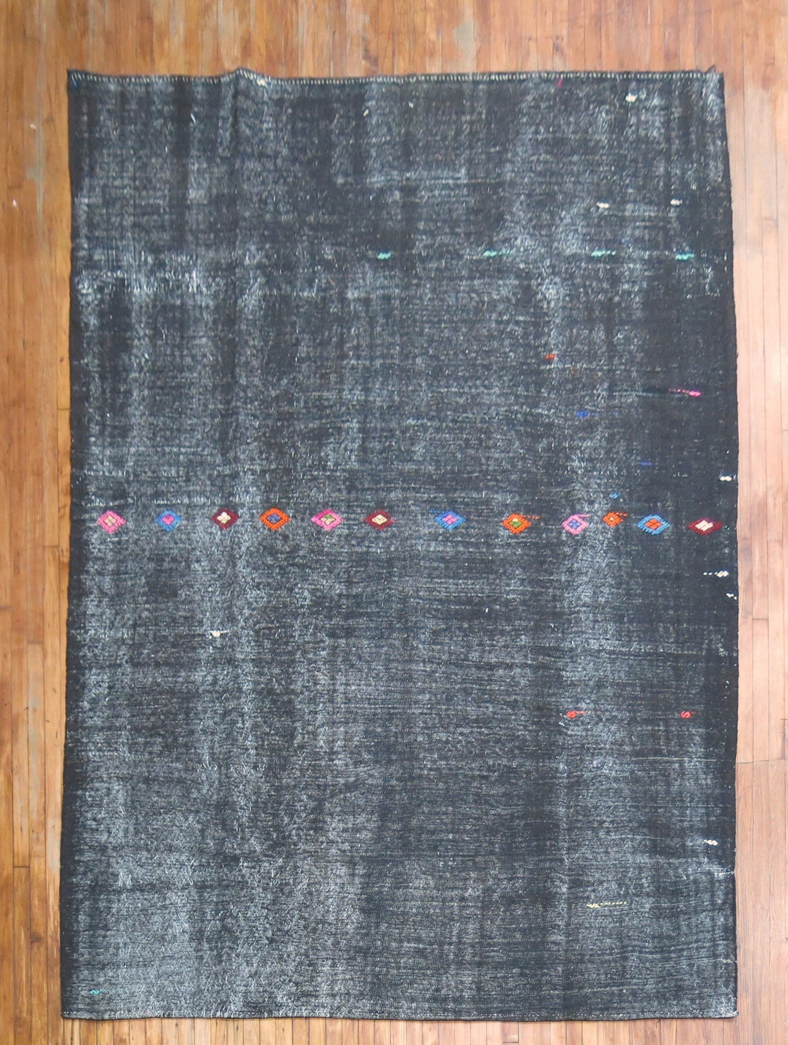 7' 10" x 11' 2" Turkish Kilim Rug Shabby Chic Mid 20th Century: 7' 10" x 11' 2" Turkish Kilim Rug Shabby Chic Mid 20th Century Mid-20th century Turkish kilim in a shabby chic style. This room-size rug offers a minimalist look and is presented in pre-owned conditio