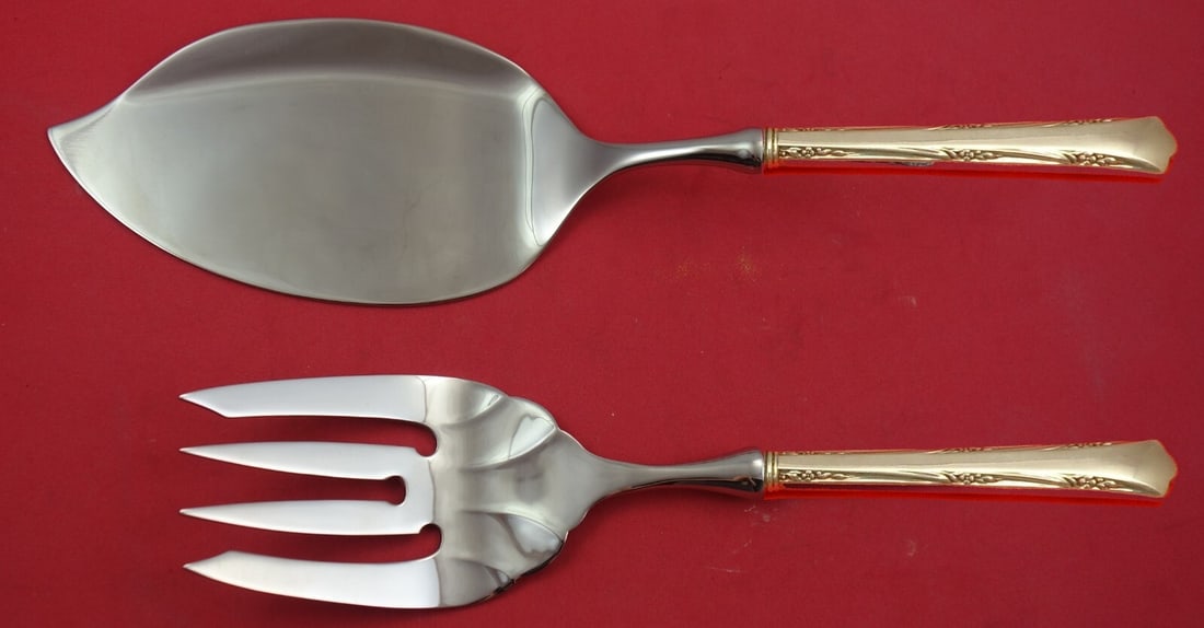 Gorham Greenbrier Sterling Silver Salmon Serving Set 2-Piece: Gorham Greenbrier Sterling Silver Salmon Serving Set 2-Piece Presenting the exquisite Greenbrier Salmon Serving Set by Gorham, crafted from high-quality sterling silver. This custom-made, two-piece se