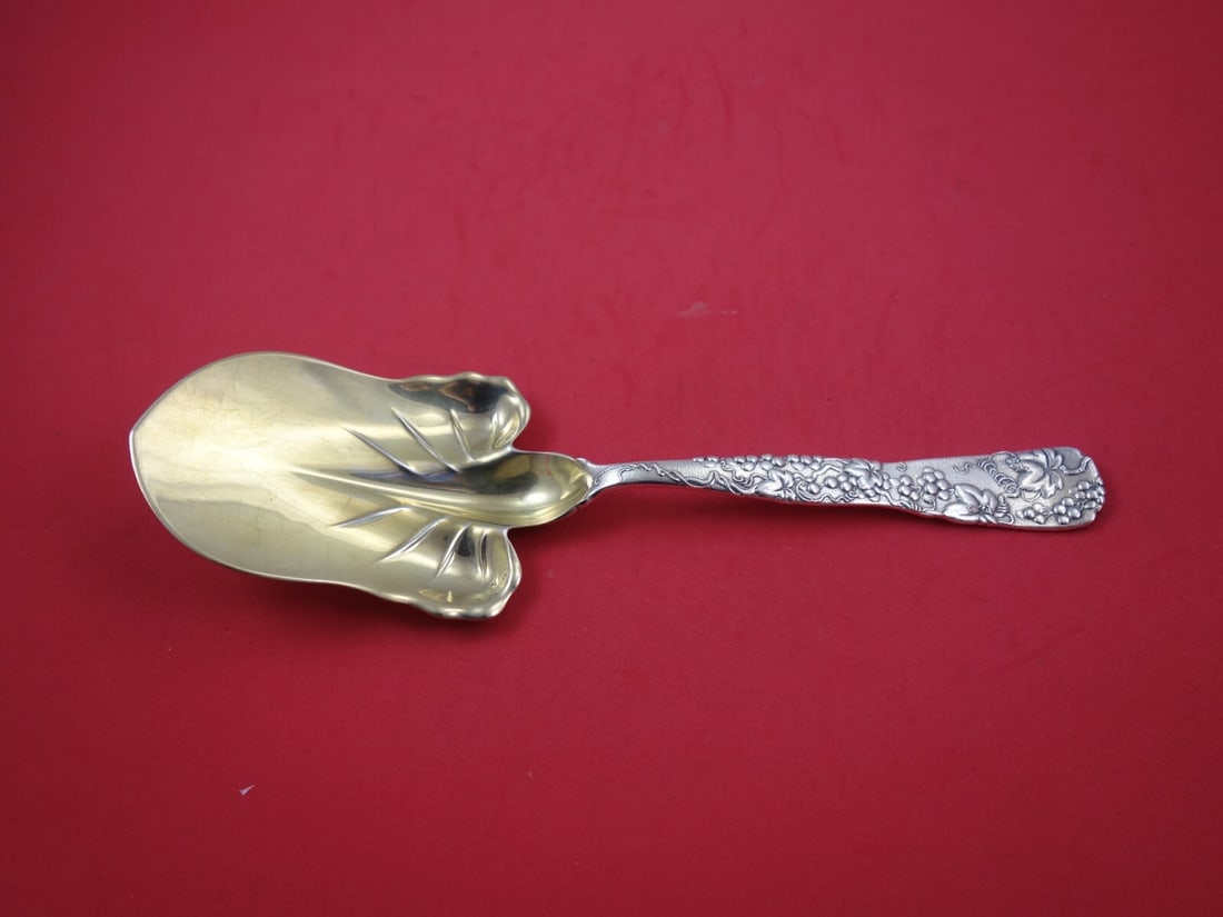 Tiffany & Co. Vine Sterling Silver Spade Pastry Server 10 5/8" with Certificate: Tiffany & Co. Vine Sterling Silver Spade Pastry Server 10 5/8" with Certificate This exquisite spade pastry server from Tiffany & Co. features the iconic Vine pattern, showcasing a gold-washed leaf-in