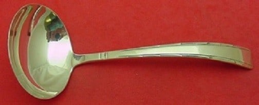 Easterling Horizon Sterling Silver Gravy Ladle 6 1/4 Inch: Easterling Horizon Sterling Silver Gravy Ladle 6 1/4 Inch This elegant gravy ladle from the Horizon pattern by Easterling is crafted from high-quality sterling silver. Measuring 6 1/4" in length, it s