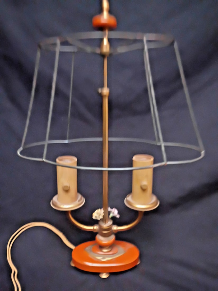 Vintage porcelain flower table lamp with bakelite base and brass shade frame (1 of 10)