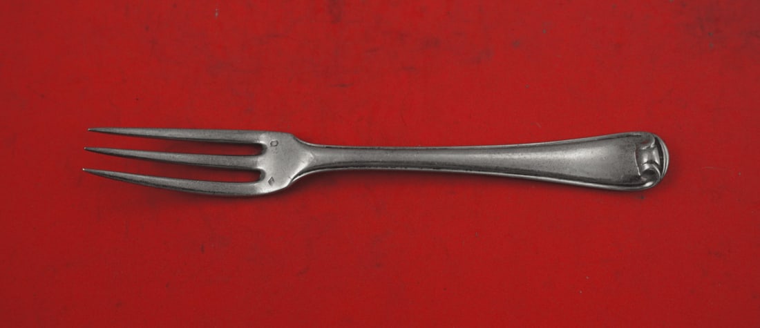 Puiforcat Mazarin Sterling Silver 3-Tine Salad Dessert Fork 6 3/4": Puiforcat Mazarin Sterling Silver 3-Tine Salad Dessert Fork 6 3/4" This exquisite salad or dessert fork features a classic 3-tine design, crafted from high-quality sterling silver. Part of the elegant