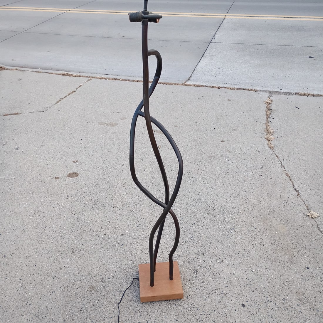 Signed 62 in Sculptural Copper and Wood Floor Lamp 1992 Spiral Design: Signed 62 in Sculptural Copper and Wood Floor Lamp 1992 Spiral Design Vintage sculptural floor lamp with a free-form spiral design and biomorphic Mid Century Modern character. This original 1992 piece