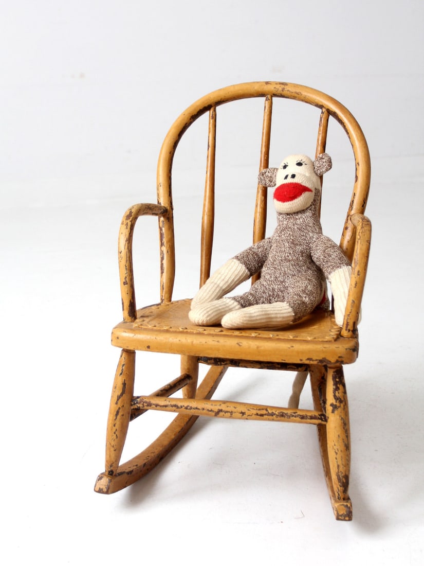 Charming Antique Kids Rocking Chair with Round Spindle Back: Charming Antique Kids Rocking Chair with Round Spindle Back This charming antique kid's rocking chair features a classic round spindle back design, bentwood arms, and a pressed seat, making it a delig