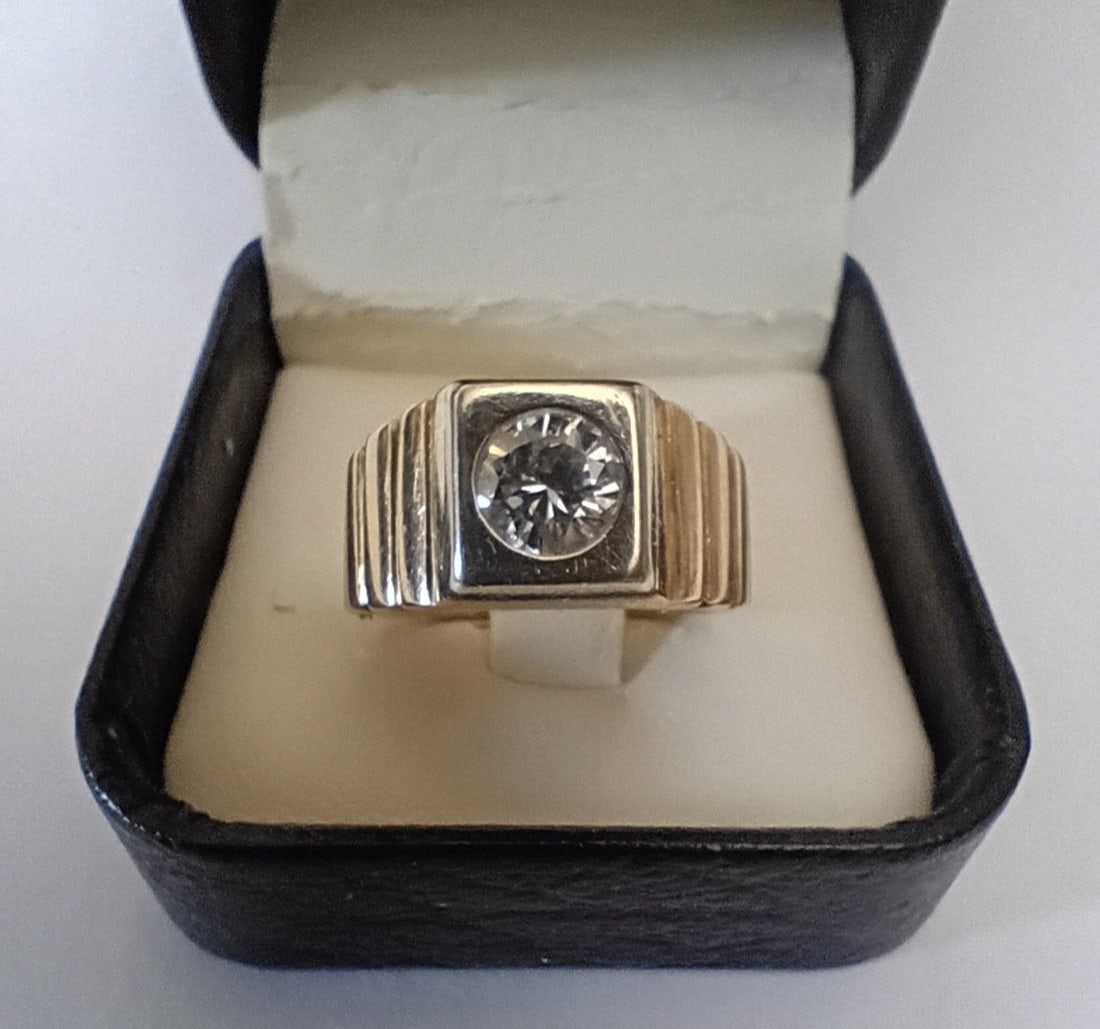 Vintage 14k Gold Mens Solitaire Ring with 1.1 ct Mine Cut Diamond: Vintage 14k Gold Mens Solitaire Ring with 1.1 ct Mine Cut Diamond Vintage men's solitaire ring crafted in 14k gold with a natural mine cut diamond center stone. The ring features a stepped design with