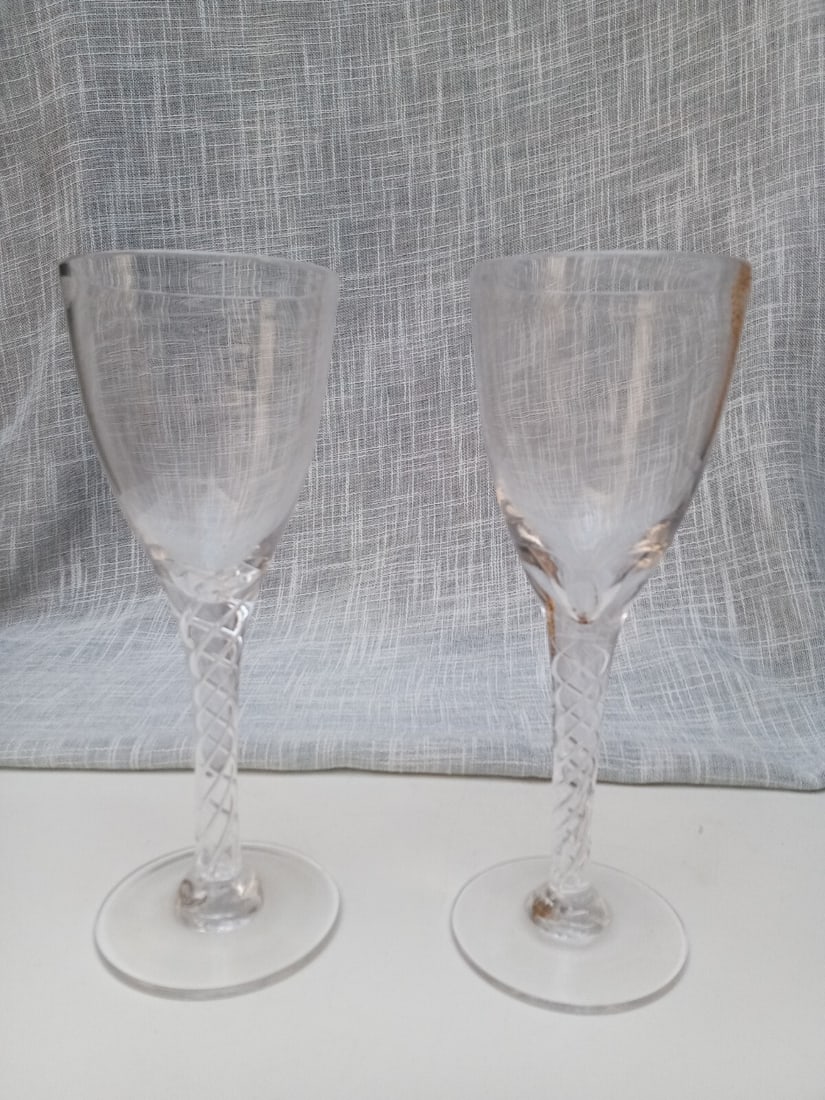 Pair of 8.75 Inch Clear Swirl Twist Stem Wine Glasses (1 of 6)