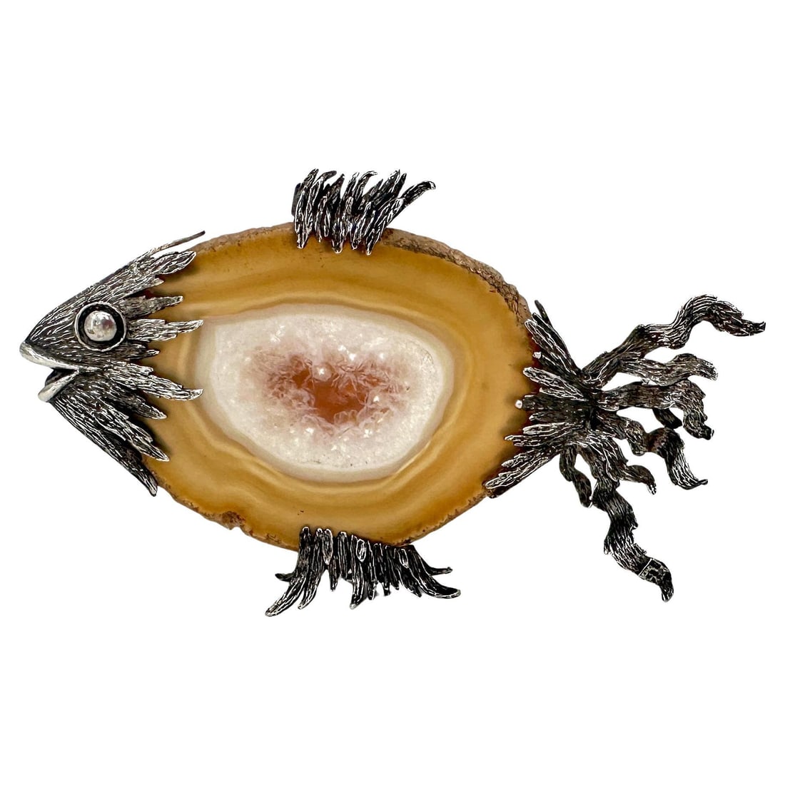 1970s Italian Sterling Silver Fish Sculpture with Polished Agate: 1970s Italian Sterling Silver Fish Sculpture with Polished Agate This exquisite Italian Sterling Silver and Polished Agate Fish Sculpture from the 1970s showcases a unique blend of modern artistry and