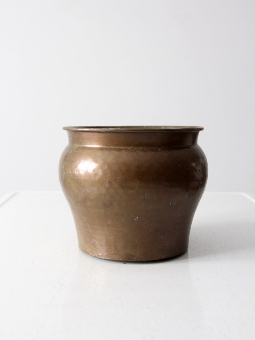 Vintage Hammered Copper Decorative Pot 8.5 x 8.25 x 7.5 Inches: Vintage Hammered Copper Decorative Pot 8.5 x 8.25 x 7.5 Inches This antique hammered copper pot features a unique age and patina, making it a stunning decorative piece for any home. Its versatile desi