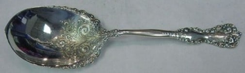 International Sterling Silver Revere Berry Spoon 8 5/8 Pointed Bowl: International Sterling Silver Revere Berry Spoon 8 5/8 Pointed Bowl This exquisite Revere by International Sterling Silver Berry Spoon features a pointed bowl with a decorative design, measuring 8 5/8