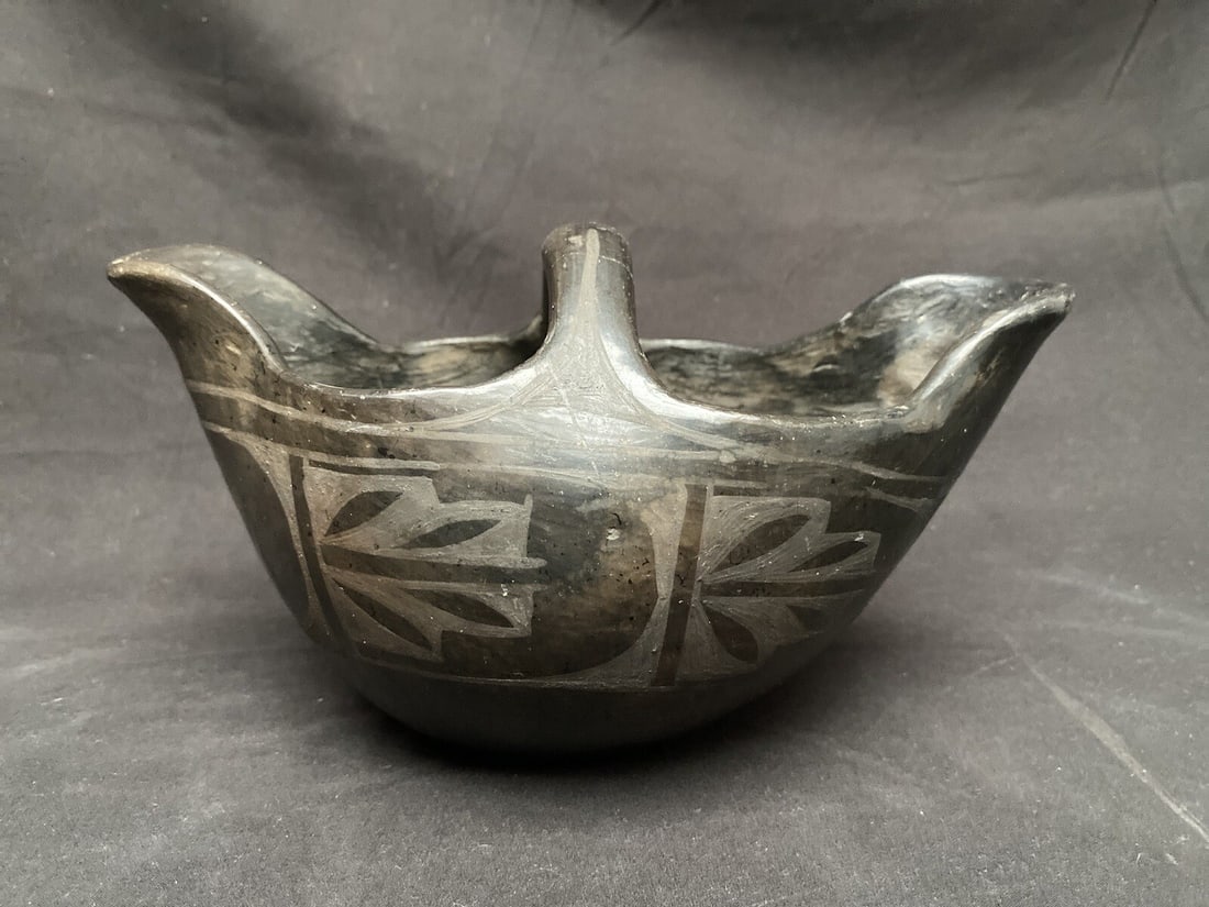 Santa Clara Native American Black Pottery Wedding Vase 10 Inch: Santa Clara Native American Black Pottery Wedding Vase 10 Inch Vintage Santa Clara Native American wedding vase in black pottery with handled form. This handmade piece is described as a fine old small