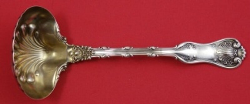 Whiting Imperial Queen Gold Washed Sterling Silver Gravy Ladle 7.5": Whiting Imperial Queen Gold Washed Sterling Silver Gravy Ladle 7.5" Elevate your dining experience with this exquisite Imperial Queen gravy ladle by Whiting. Crafted from sterling silver and featuring